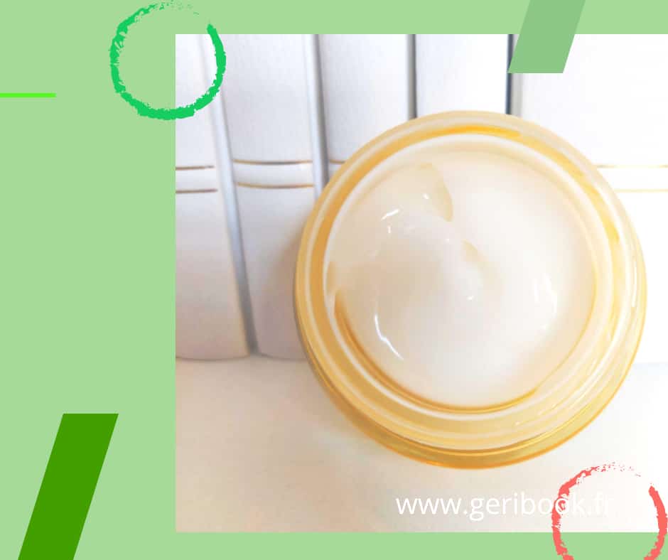 BY WISHTREND
Pro-Biome Balance Cream 
Cette crème hydratante quotidienne est recommandée pour toute personne ayant la peau sensible et à problèmes. Il contient de l'extrait de Propolis, riche en antioxydants et connu pour ses effets apaisants et anti-inflammations cutané
