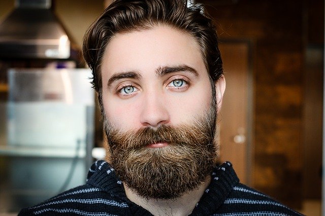 Vous avez une barbe hipster et vous voulez vous assurer d’en prendre soin et de la maintenir en bonne santé ? Voici donc ce que vous devez faire.